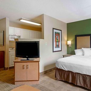 Deluxe Studio 1 Queen Bed Non-Smoking